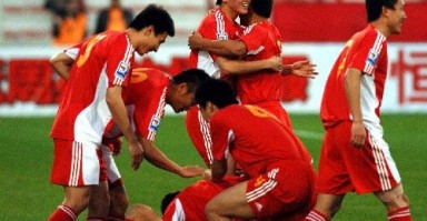 足球教练脱鞋喝酒违法吗，足球教练脱鞋喝酒违法吗知乎